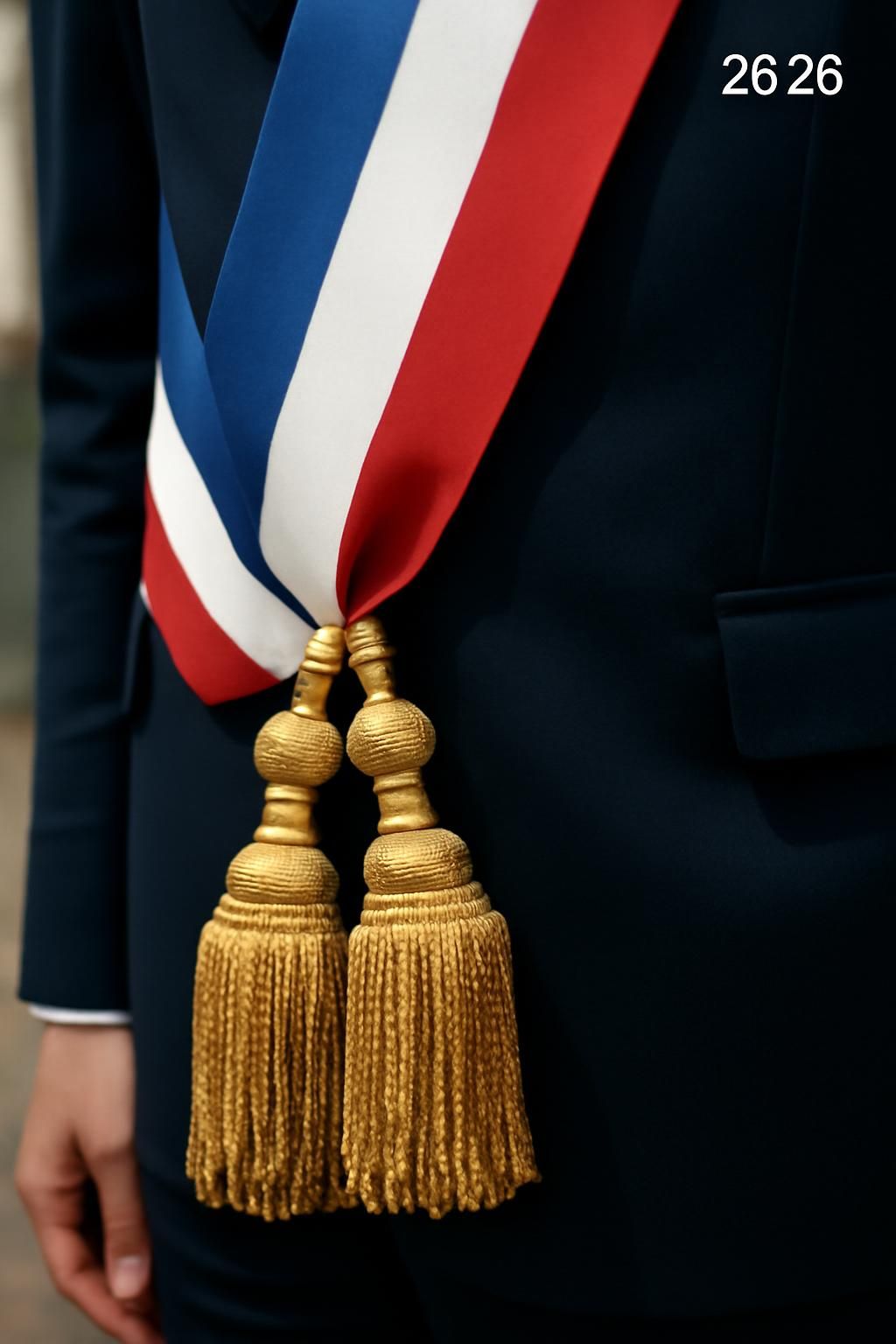 découvrez comment le design de l’écharpe de maire a évolué depuis 2026, reflet des changements culturels et symboliques au fil des années.